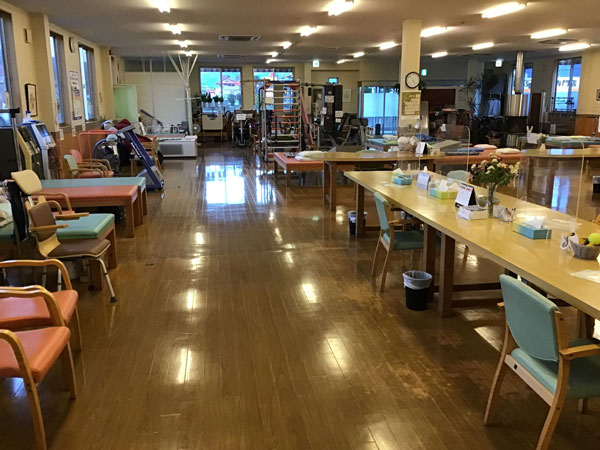 木目調の床が温かい、デイサービスセンター1号館の広々としたデイルーム（クリックで拡大表示）