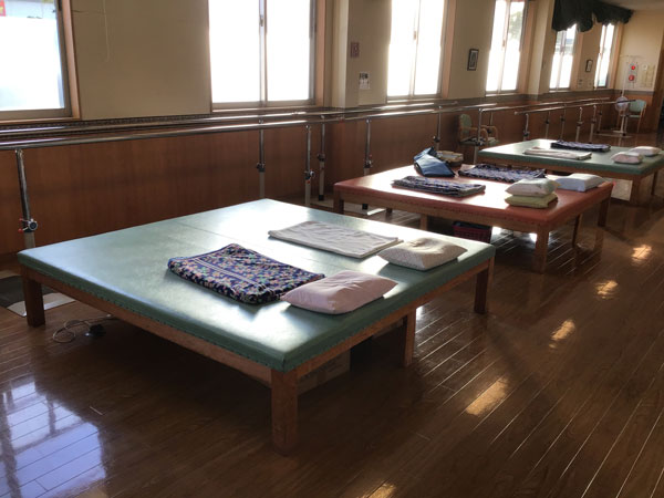 日差しが差し込みリラックスできる、1号館のリハビリベッド（クリックで拡大表示）