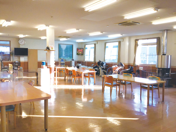 広々としたデイルーム（クリックで拡大表示）