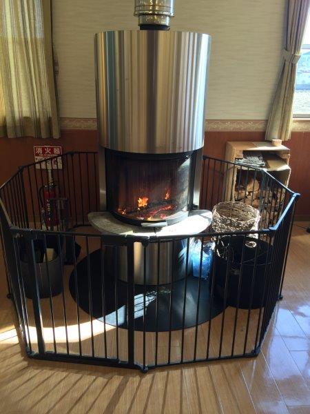 デイサービスセンター3号館にある暖炉。冬でも温かな雰囲気の中でリラックスできる空間。（クリックで拡大表示）