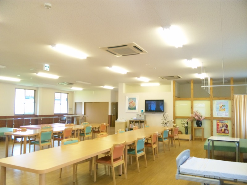 デイサービスセンター6号館の明るく開放的な食堂・（デイルームクリックで拡大表示）